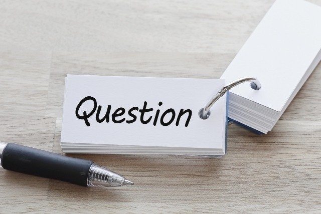 questionと書かれた単語帳とボールペン