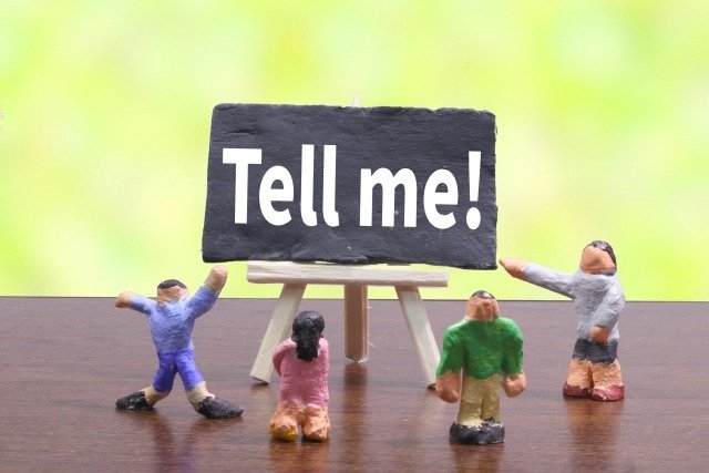 Tell me!と書かれた黒板と４体の人形