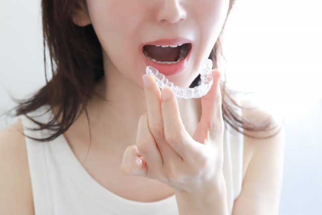 マウスピースを付けようとしている女性