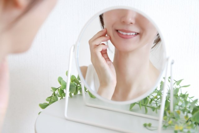 鏡に映った笑顔の女性